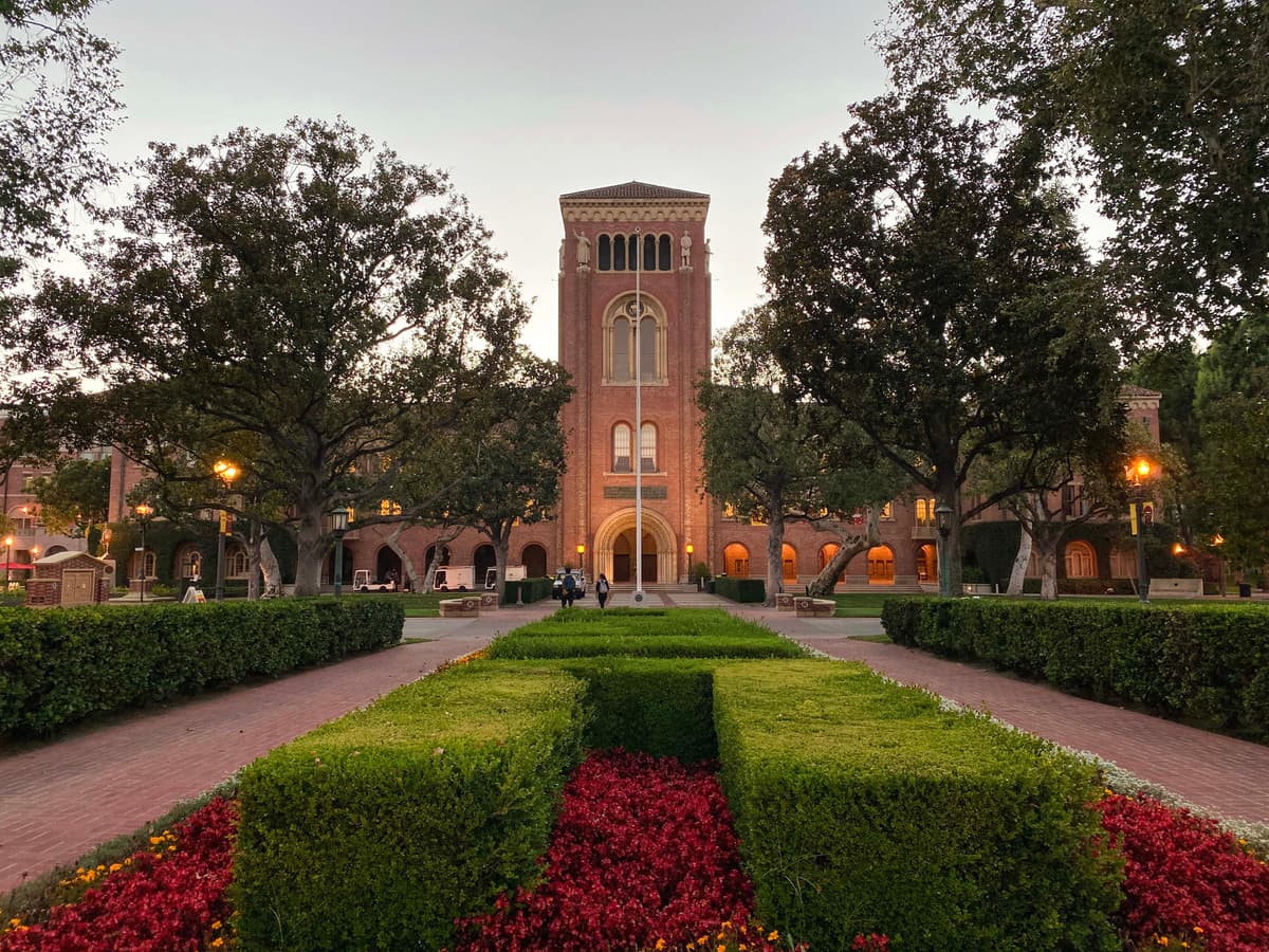 Bovard_Auditorium_at_dusk,_University_of_Southern_California