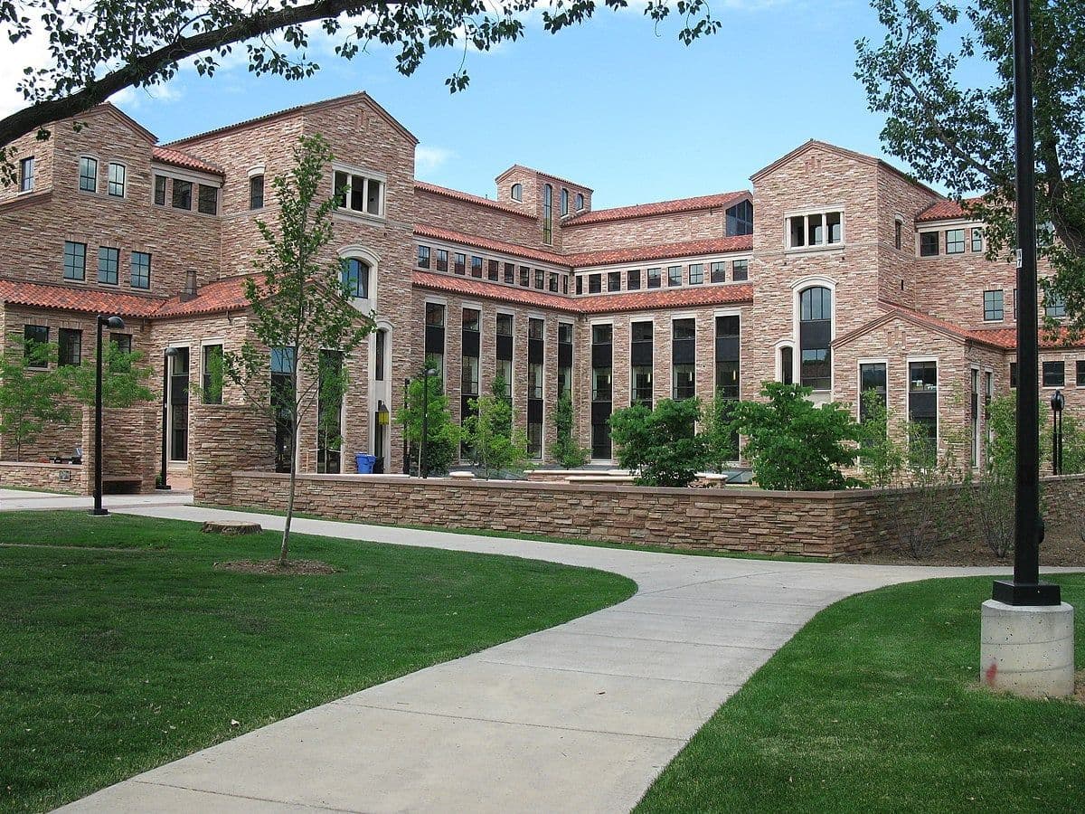 1200px-Wolf_Law_building_at_University_of_Colorado_at_Boulder_from_the_southwest