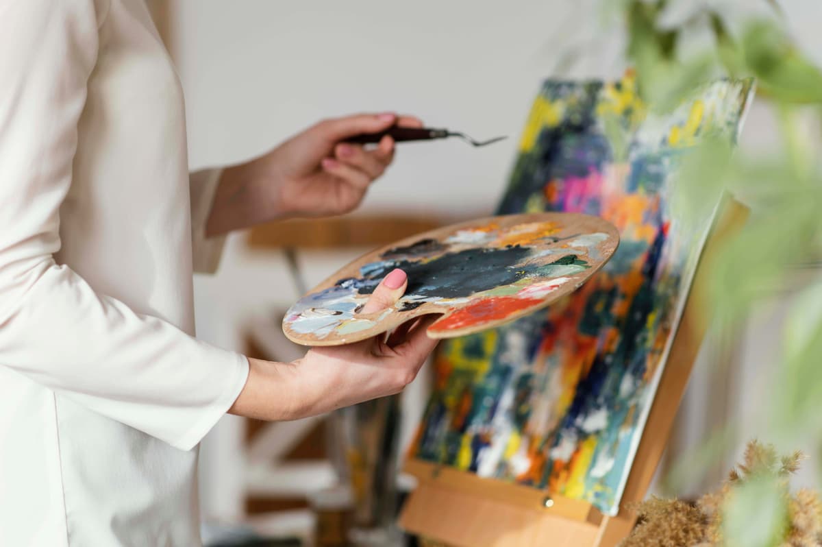 young-blonde-woman-painting-with-acrylics