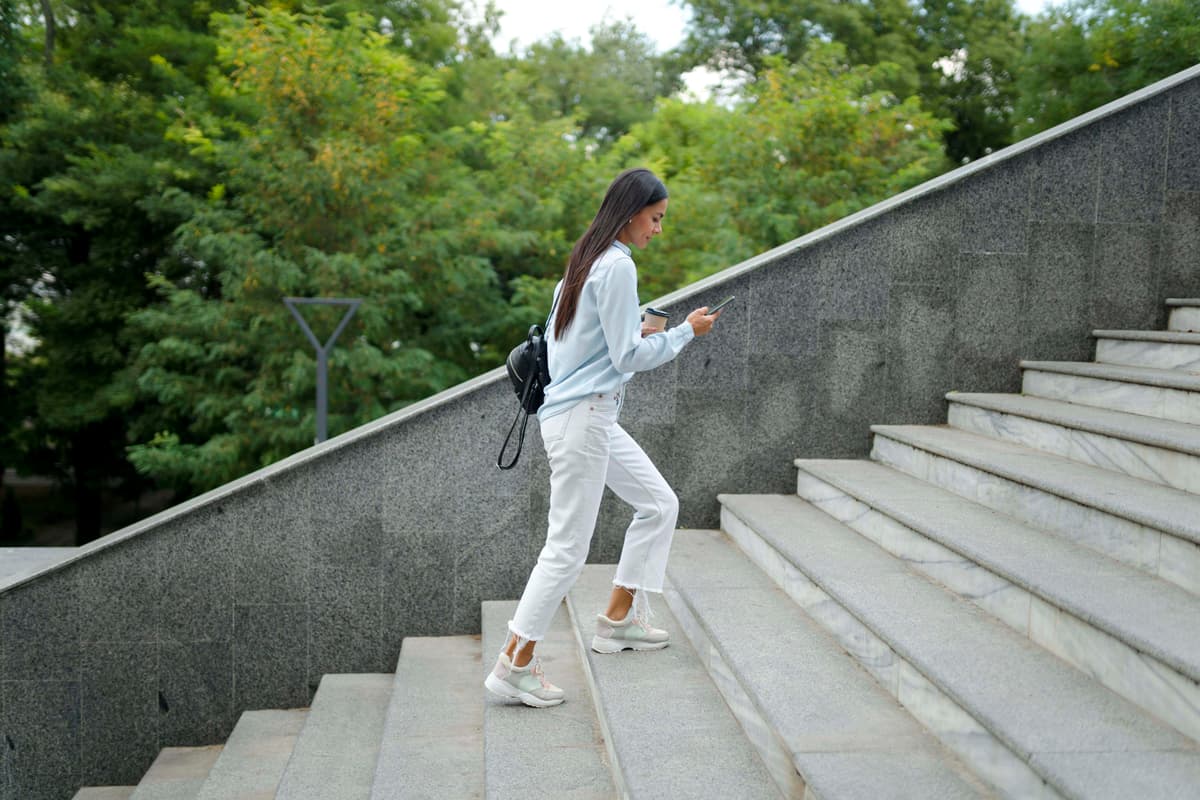 full-shot-woman-stairs