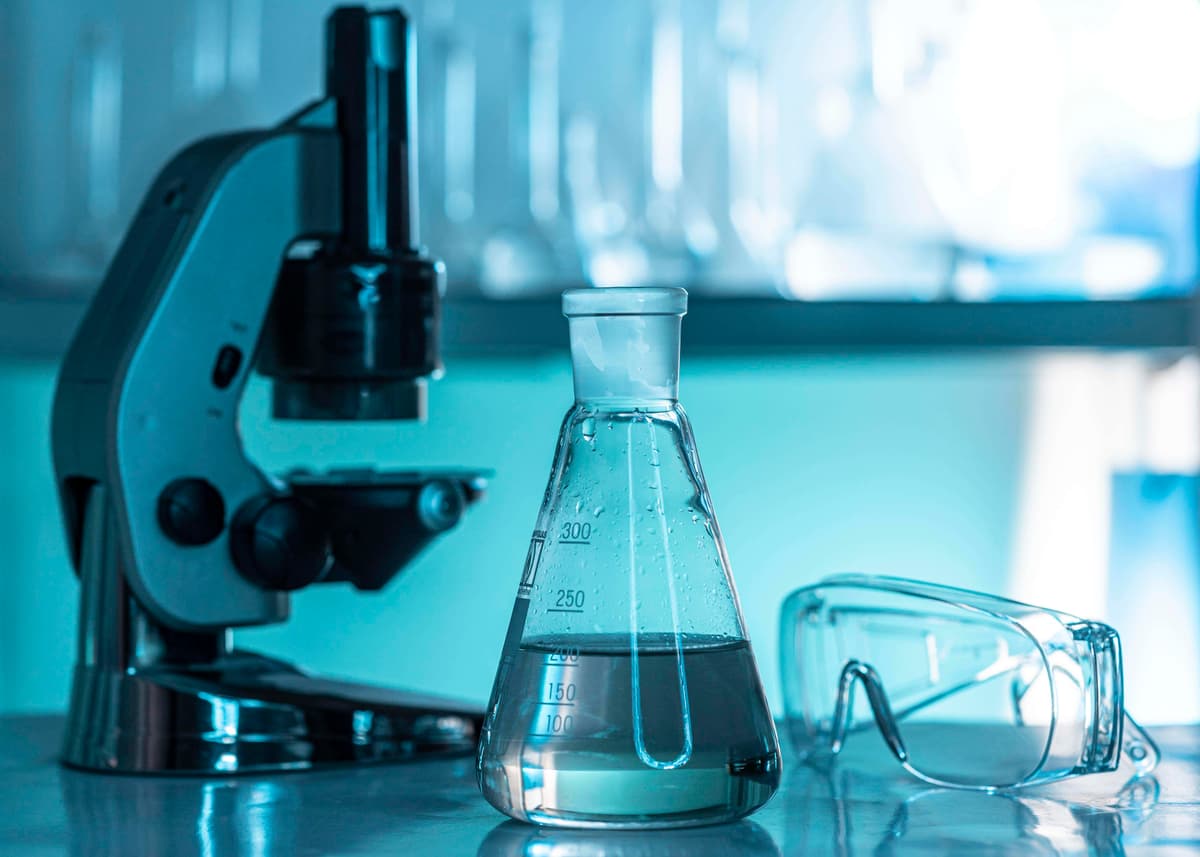laboratory-glassware-microscope-arrangement