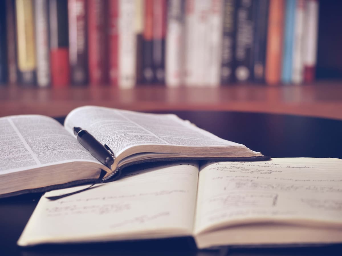 aaron-burden-QJDzYT_K8Xg-unsplash-1 studying