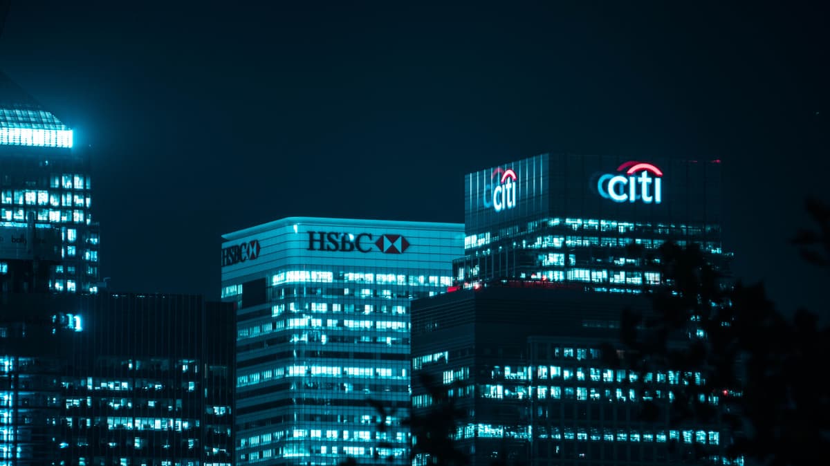 miquel-parera-41J9-JTIP-c-unsplash Corporate finance career paths