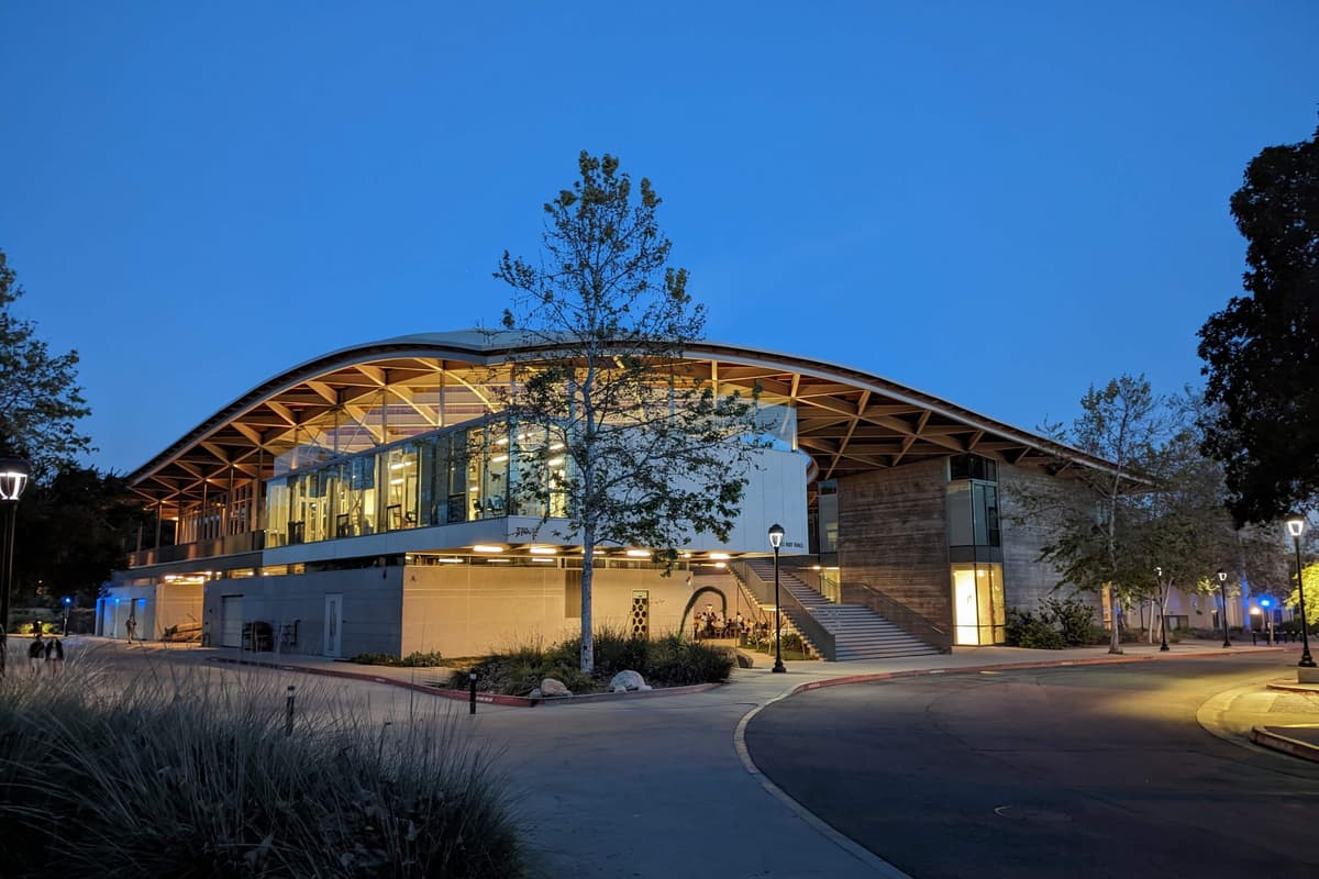 Pomona_College_Studio_Art_Hall_at_dusk